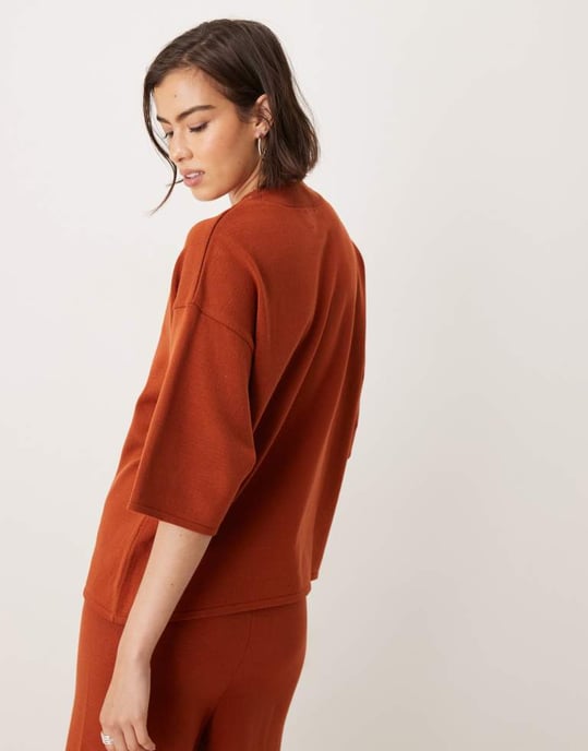 ASOS DESIGN stickad strukturerad t-shirt i rostfärg - Image 3