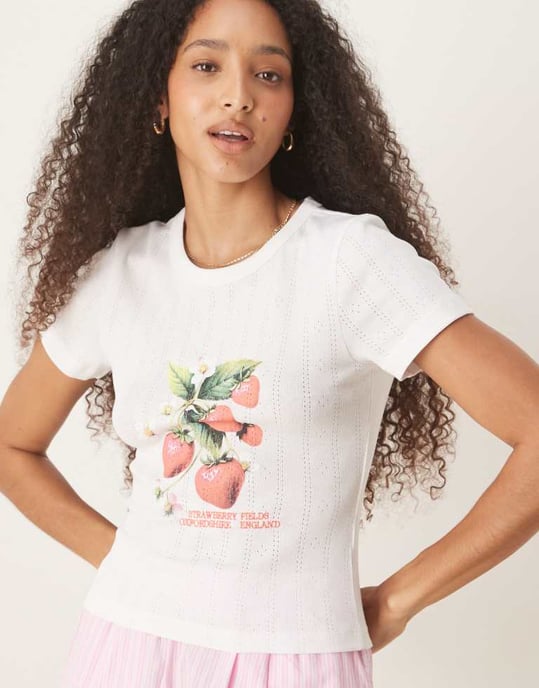ASOS DESIGN babytee med jordgubbsprint i krämfärgad pointelle - Image 4