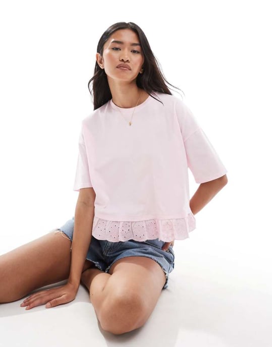 Miss Selfridge broderad hem kortärmad t-shirt i ljusrosa - Image 1