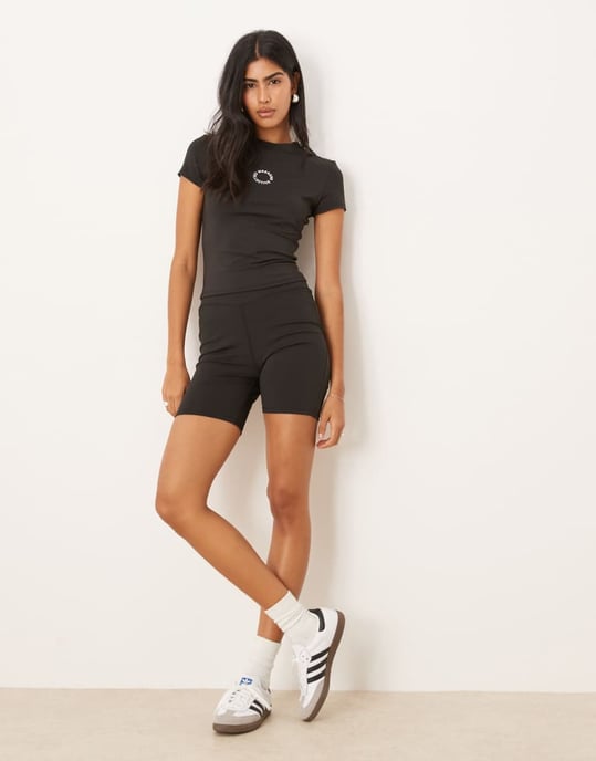 ASOS DESIGN Weekend Collective slinky baby t-shirt i svart - Image 3