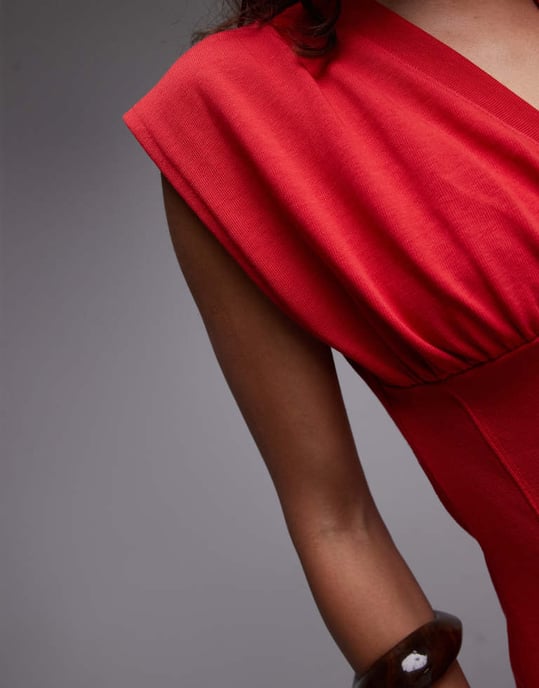 Topshop v-ringad ärmlös strukturerad topp i röd - Image 4