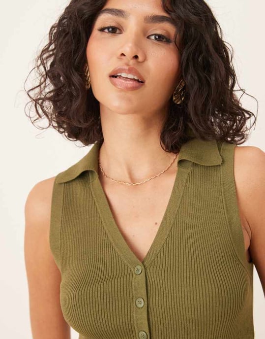 JDY ribbat ärmlöst polo i khaki - Image 3