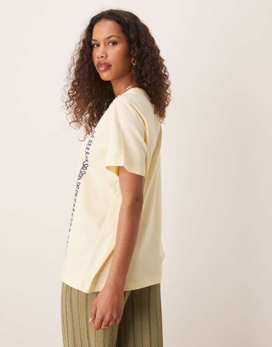 ASOS DESIGN t-shirt i regular fit med blommig grafik i tvättad citron - Image 4