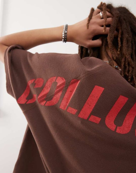 COLLUSION oversized t-shirt med förstorat logotryck på baksidan i brun - Image 2