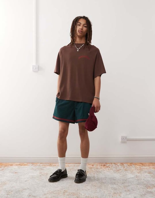 COLLUSION oversized t-shirt med förstorat logotryck på baksidan i brun - Image 3