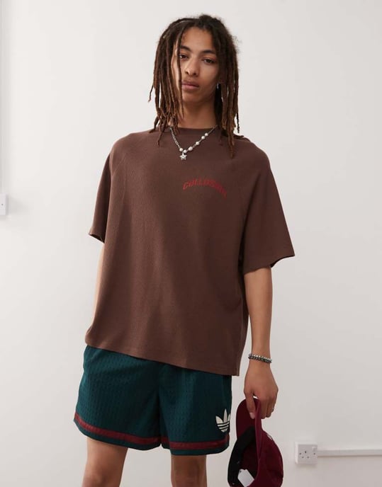 COLLUSION oversized t-shirt med förstorat logotryck på baksidan i brun - Image 4