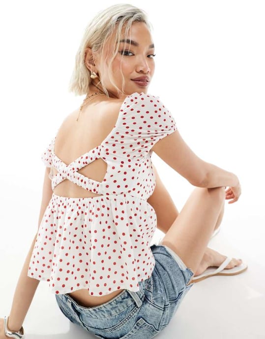 Hollister babydoll topp med puffärmar och öppen rygg i röd och vit prickig mönster - Image 1