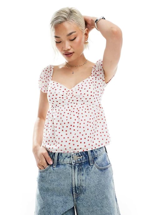 Hollister babydoll topp med puffärmar och öppen rygg i röd och vit prickig mönster - Image 2