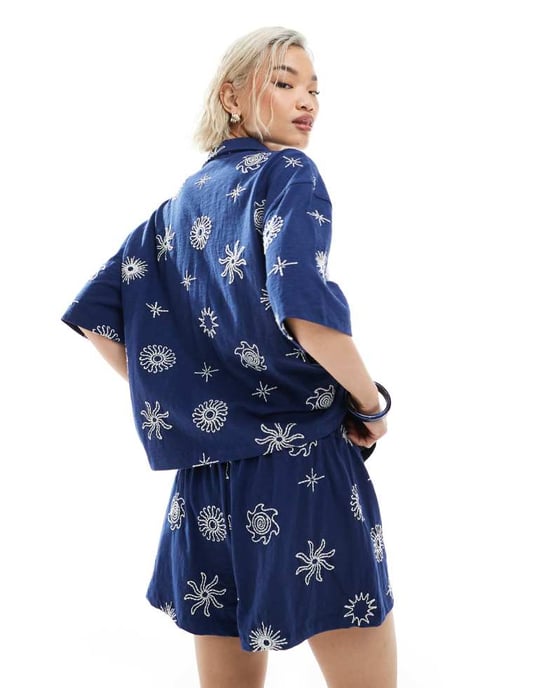 ASOS DESIGN revere skjorta set med solstice broderi i marinblå - Image 2