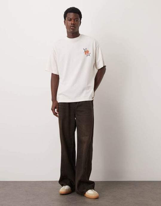 Utvald oversize t-shirt med krantryck på ryggen i off white - Image 2