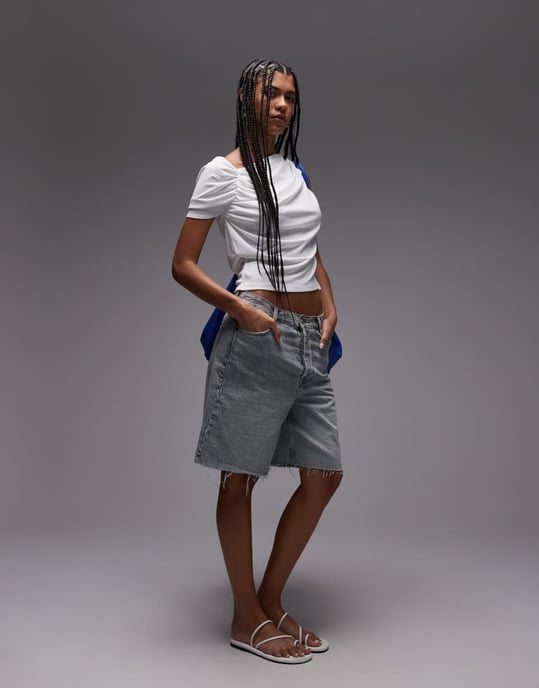 Topshop topp med volangdetaljer och en axel i elfenben - Image 2