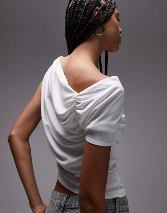 Topshop topp med volangdetaljer och en axel i elfenben - Image 3
