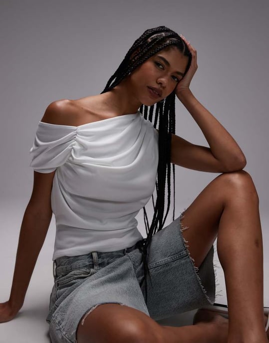 Topshop topp med volangdetaljer och en axel i elfenben - Image 4