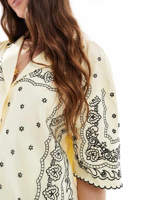 ASOS DESIGN kavajskjorta med bandana-broderi i gult - Image 3