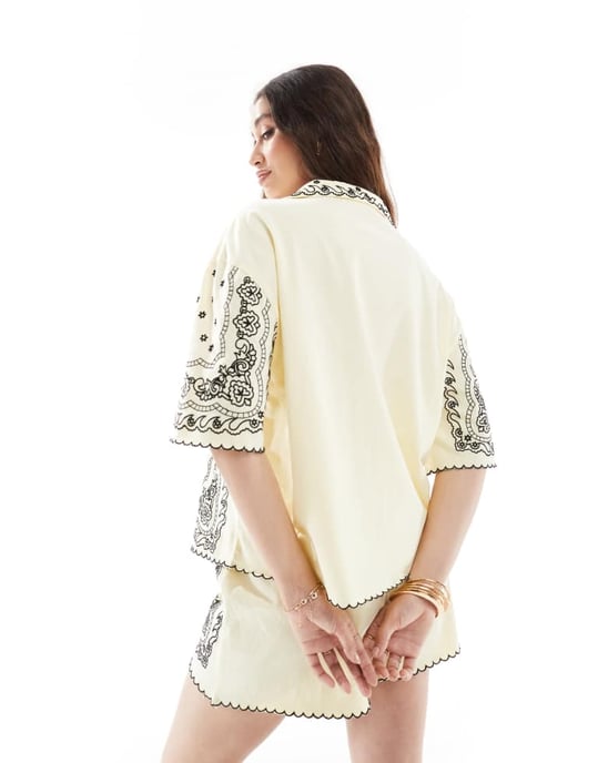 ASOS DESIGN kavajskjorta med bandana-broderi i gult - Image 4
