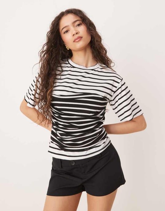 ASOS DESIGN figurerad t-shirt med midjebanddetalj i blandat monostripigt - Image 1