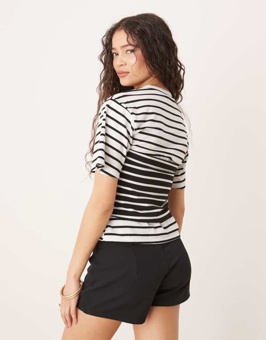 ASOS DESIGN figurerad t-shirt med midjebanddetalj i blandat monostripigt - Image 3