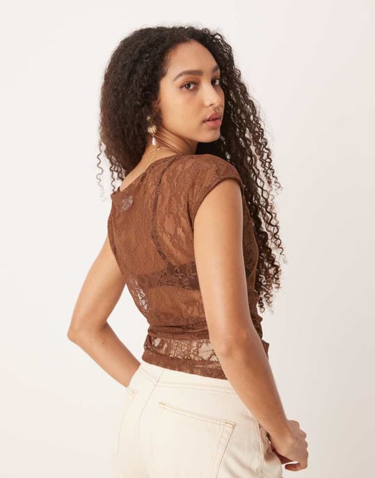 ASOS DESIGN genomskinlig spets off-shoulder rynkad top i brunt - Image 4