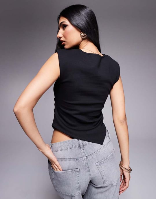 ASOS DESIGN strukturerad axelkudde asymmetrisk topp i svart - Image 2
