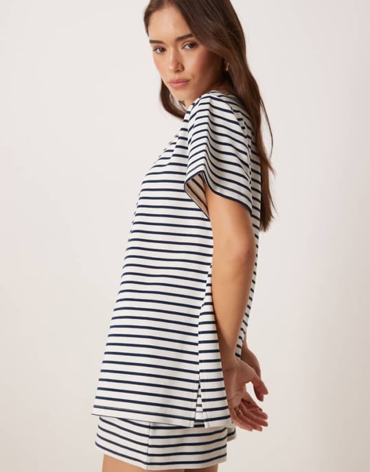 ASOS DESIGN samordnad interlock off shoulder t-shirt i marinblå och vit rand - Image 1