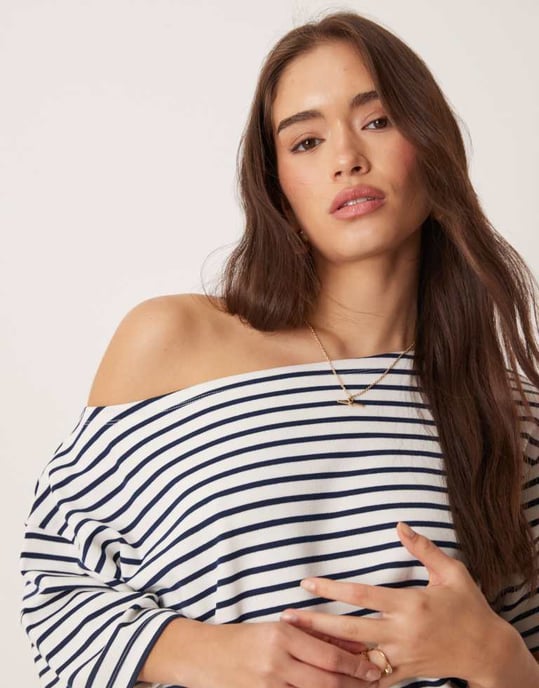 ASOS DESIGN samordnad interlock off shoulder t-shirt i marinblå och vit rand - Image 2