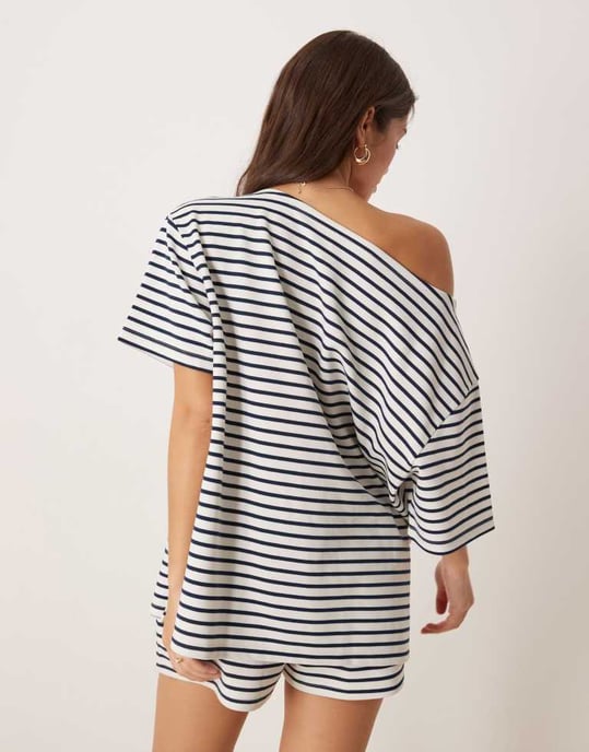 ASOS DESIGN samordnad interlock off shoulder t-shirt i marinblå och vit rand - Image 3