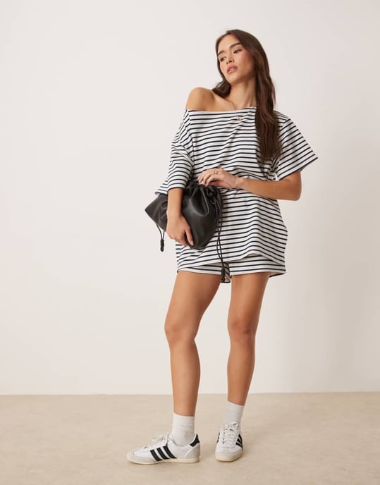 ASOS DESIGN samordnad interlock off shoulder t-shirt i marinblå och vit rand - Image 4