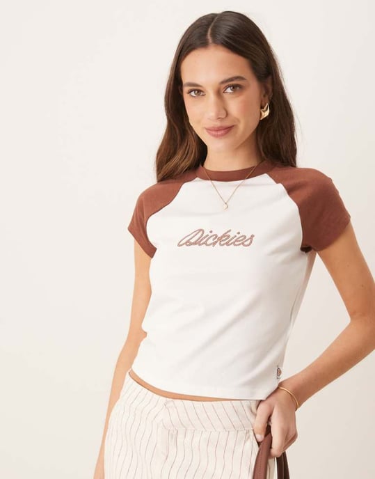 Dickies western rep-logotyp raglan baby t-shirt i off white och kapuccinobrun - Image 1