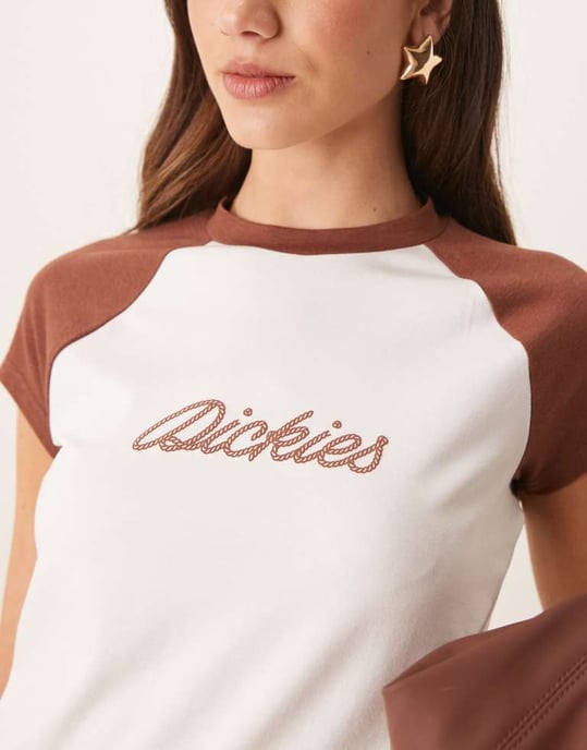 Dickies western rep-logotyp raglan baby t-shirt i off white och kapuccinobrun - Image 2