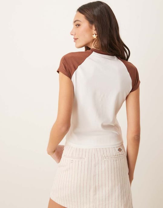 Dickies western rep-logotyp raglan baby t-shirt i off white och kapuccinobrun - Image 4