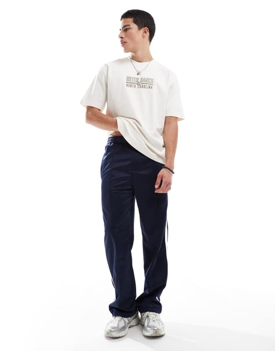 Hollister tungvikts boxy t-shirt med platsmotiv i krämfärg - Image 2