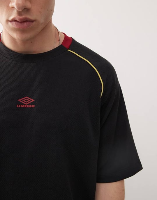 Umbro panelerad mesh t-shirt i svart - Image 3