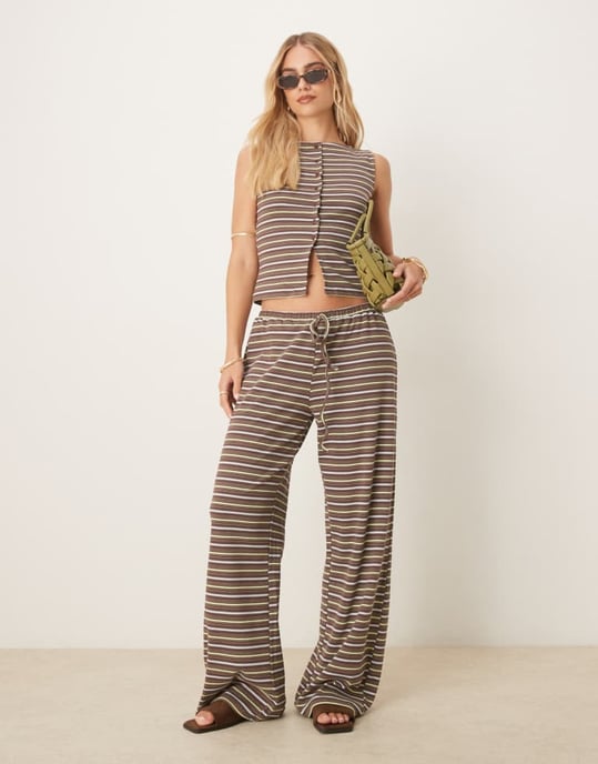 ASOS DESIGN randig knapplöst ärmlös topp med sned rund hals i brun - Image 2
