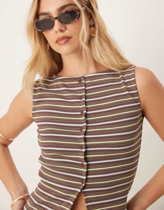 ASOS DESIGN randig knapplöst ärmlös topp med sned rund hals i brun - Image 3