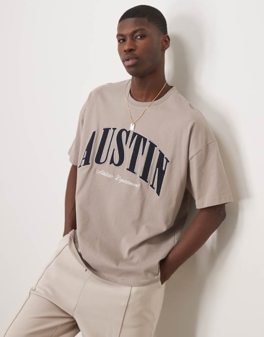 ASOS DESIGN oversized t-shirt med sänkt axel och stadssygnatur i brun - Image 1