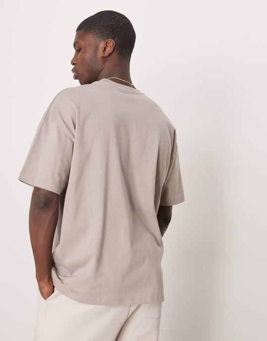 ASOS DESIGN oversized t-shirt med sänkt axel och stadssygnatur i brun - Image 3