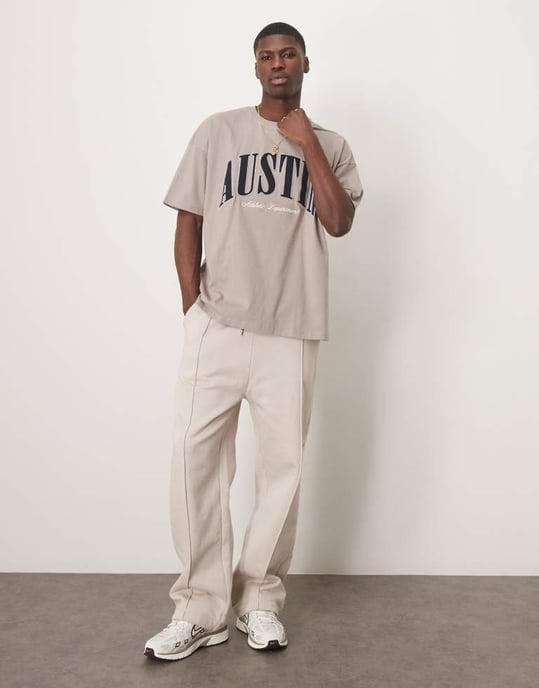ASOS DESIGN oversized t-shirt med sänkt axel och stadssygnatur i brun - Image 4