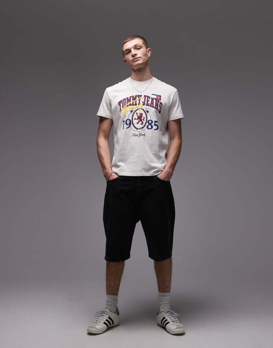 Tommy Jeans varsity universitetsgrafik t-shirt i havre - Image 2