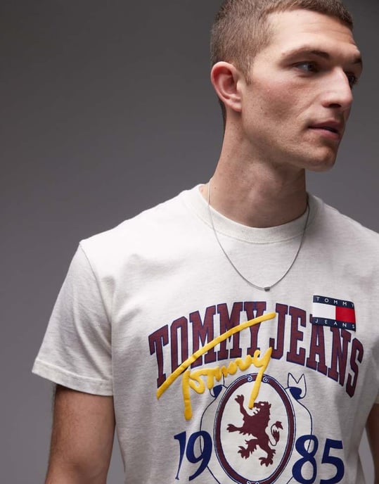Tommy Jeans varsity universitetsgrafik t-shirt i havre - Image 3