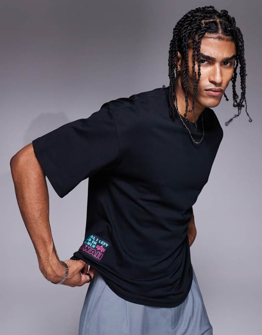 Alpha t-shirt med blommönster på baksidan i svart - Image 2