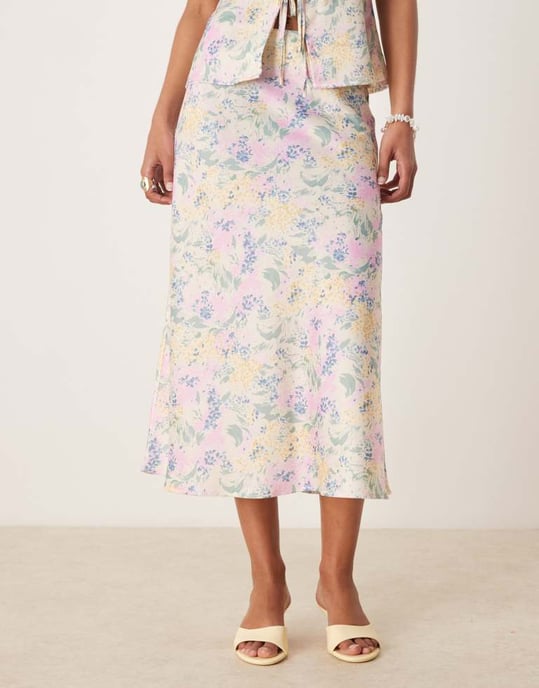 YAS satin midi kjol set i ängsblommor-mönster - Image 2