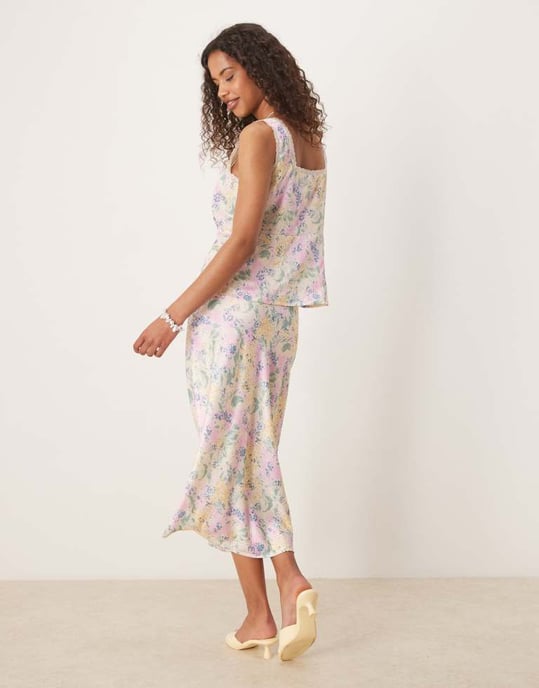 YAS satin midi kjol set i ängsblommor-mönster - Image 4