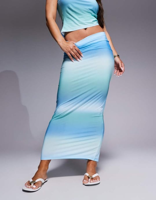 ASOS DESIGN co-ord slinky maxikjol i ombre-blå tryck - Image 4