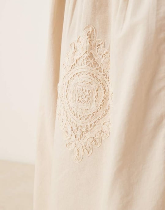 ASOS DESIGN broderad lager-på-lager maxikjol med spetsinsatser - Image 2