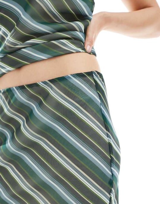ASOS DESIGN chiffong kjol med snedskärning i grönrandig - Image 3