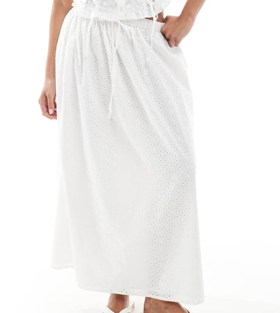 Miss Selfridge Petite broderad maxikjol i vitt - Image 1