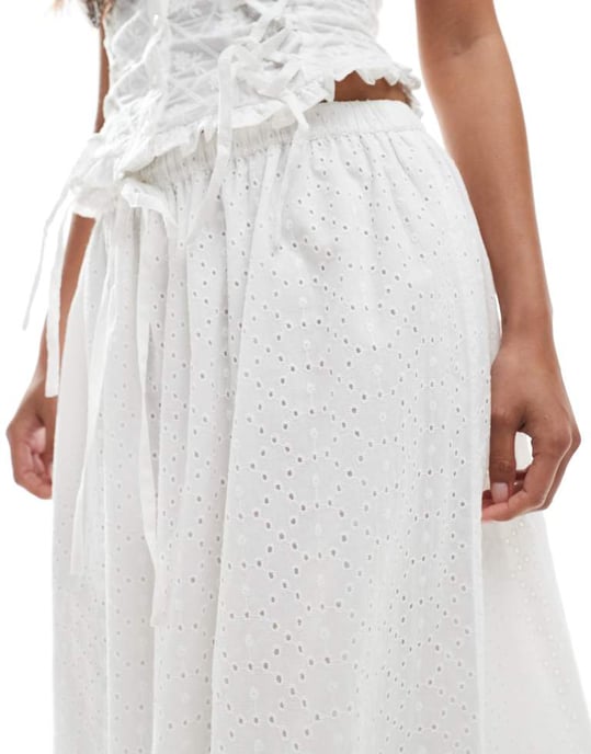 Miss Selfridge Petite broderad maxikjol i vitt - Image 4