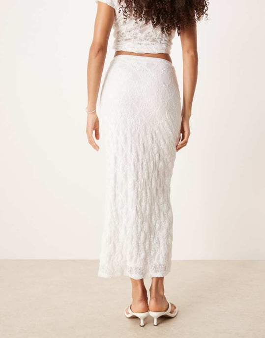 ASOS DESIGN koordinerad texturerad spets genomskinlig midikjol i elfenben - Image 3