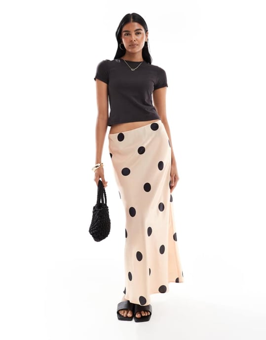 ASOS DESIGN satinmaxikjol med låg midja i prickigt mönster - Image 1