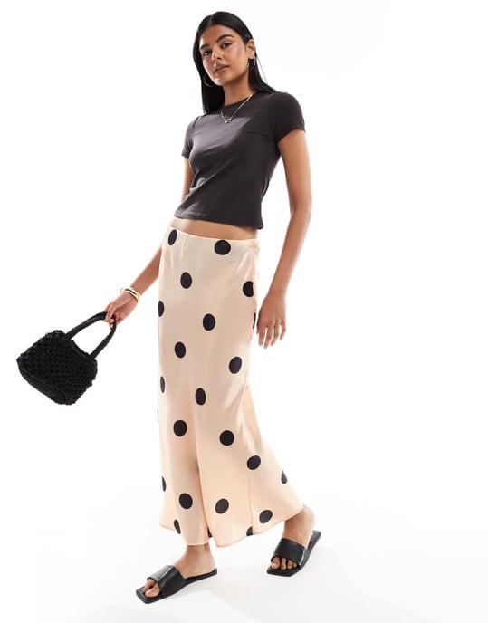 ASOS DESIGN satinmaxikjol med låg midja i prickigt mönster - Image 2